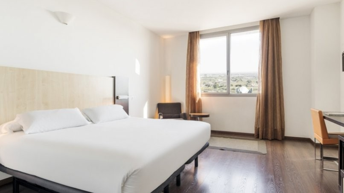 Habitación adaptada con espacio de transferencia a ambos lados