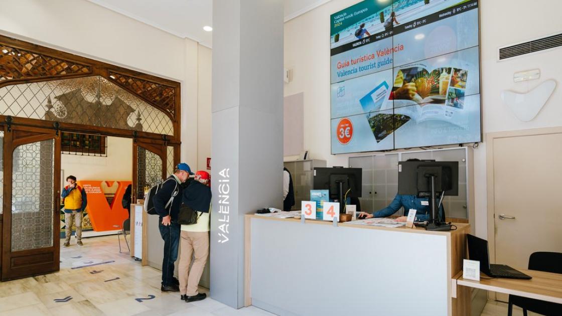 Interior de la oficina de turismo, con buena iluminación, señalización de espacios y mostrador a doble altura. FVV