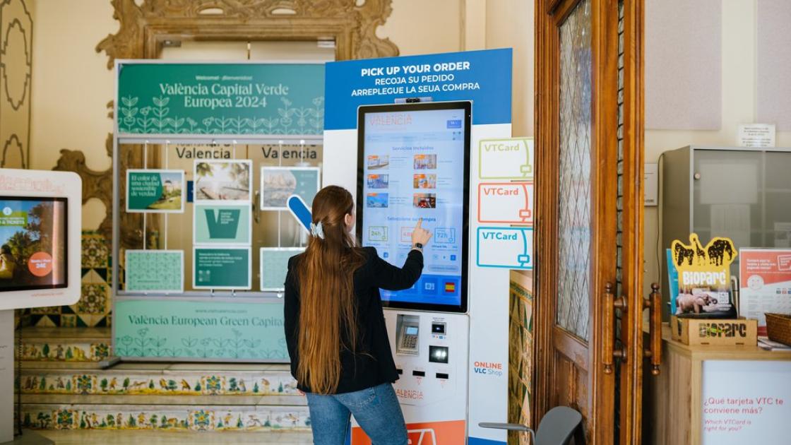 Tótem informativo en el interior de la oficina. FVV