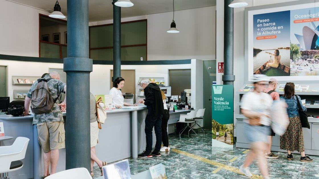 Interior de l'OT amb bona il·luminació, espai de descans, senyalització al terra i mobiliari d'autoservei d'informació a alçada adequada. FVV