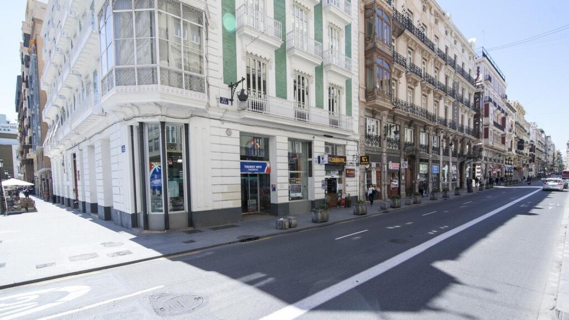 Façana exterior amb vorera ampla i porta automàtica. FVV