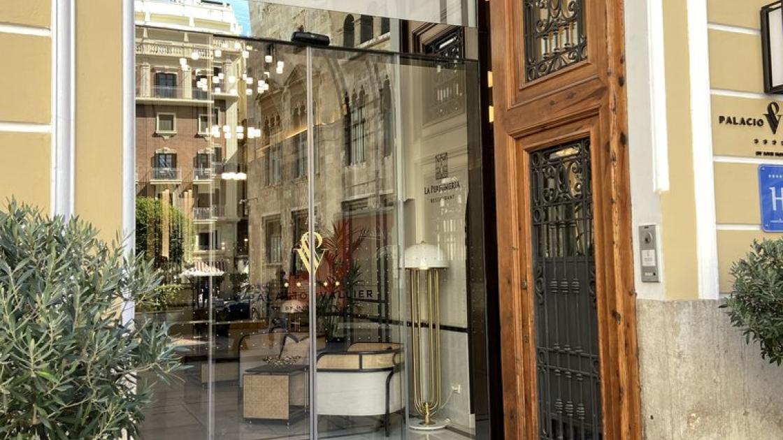 Main access to the restaurant through the door of the Hotel Palacio Vallier.
