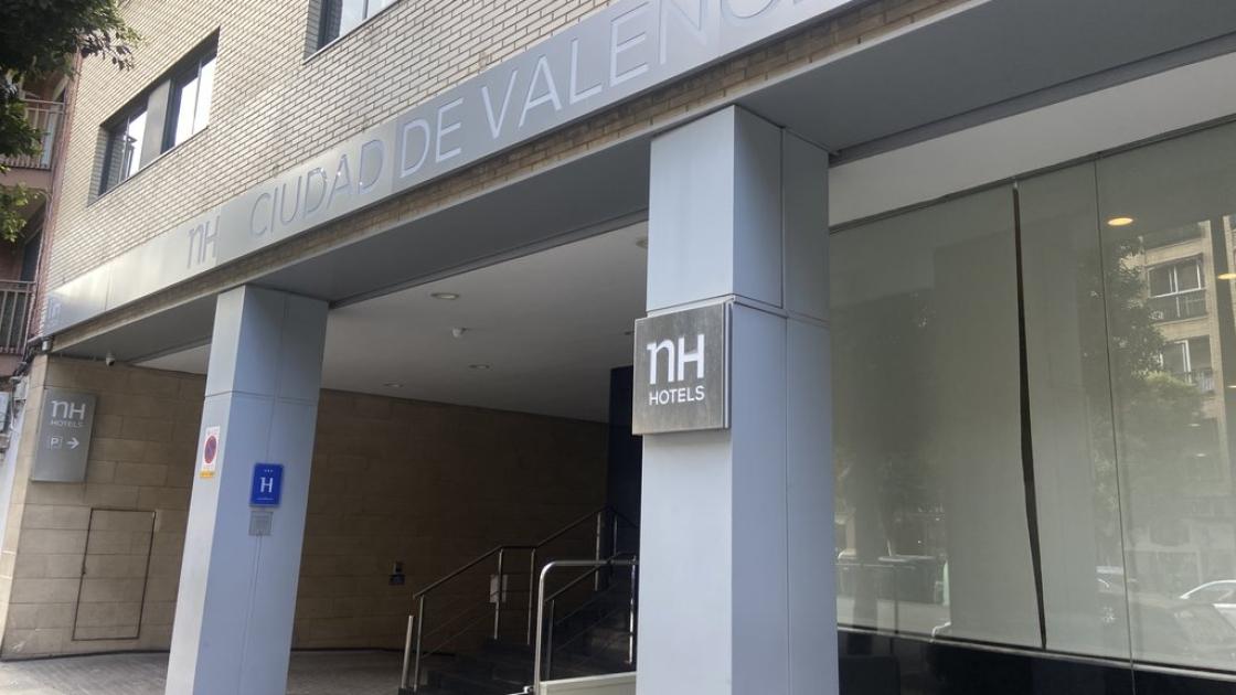 Main access to the establishment.