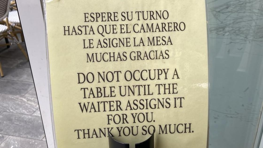 Cartel informativo de espera para la atención al cliente.