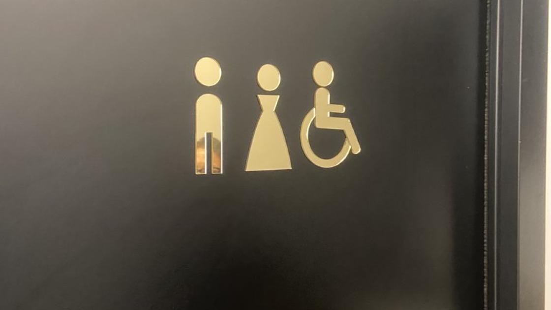 Señalización baños comunes adaptados.