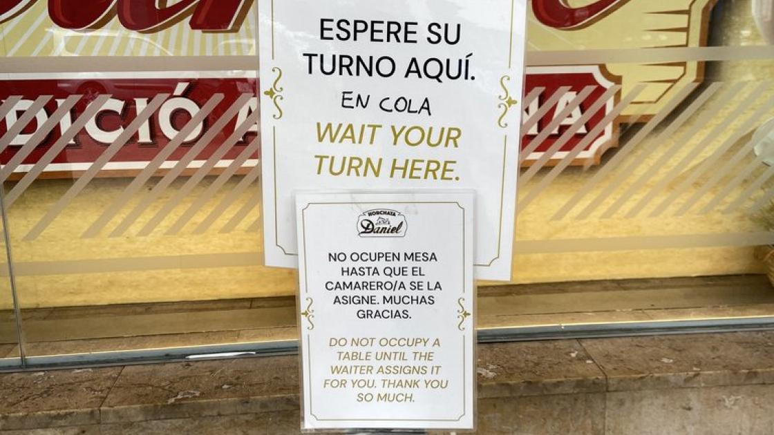Senyalització d'espera a l'atenció al client a l'Horchateria Daniel.