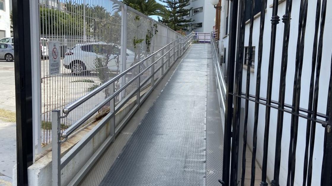 Puertas adyacentes con rampa de acceso.