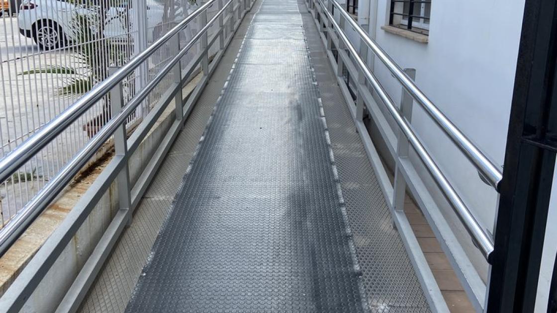Rampa de acceso al establecimiento con barandilla de apoyo.
