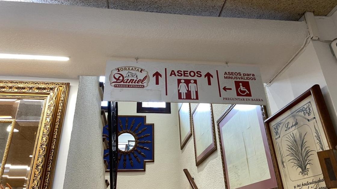 Señalización dirección baños comunes y baños comunes adaptados.