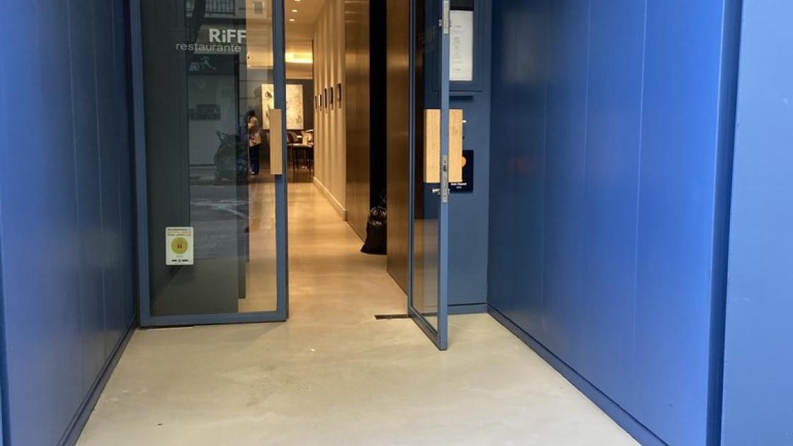 Portes principals amb rampa d'accés.