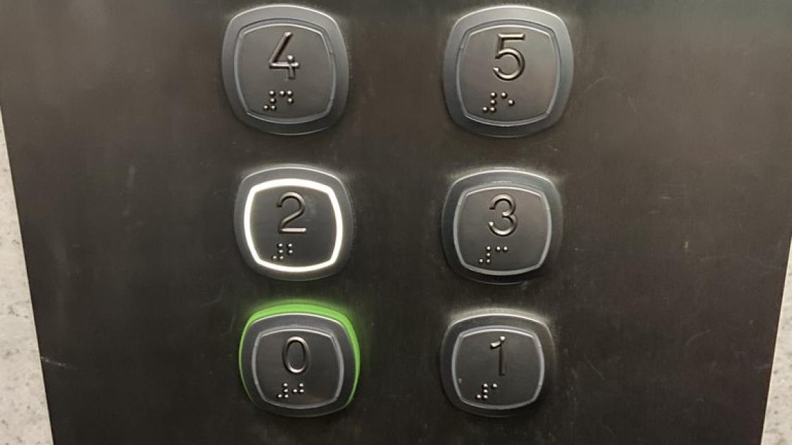 Ascensor con botones en braille.