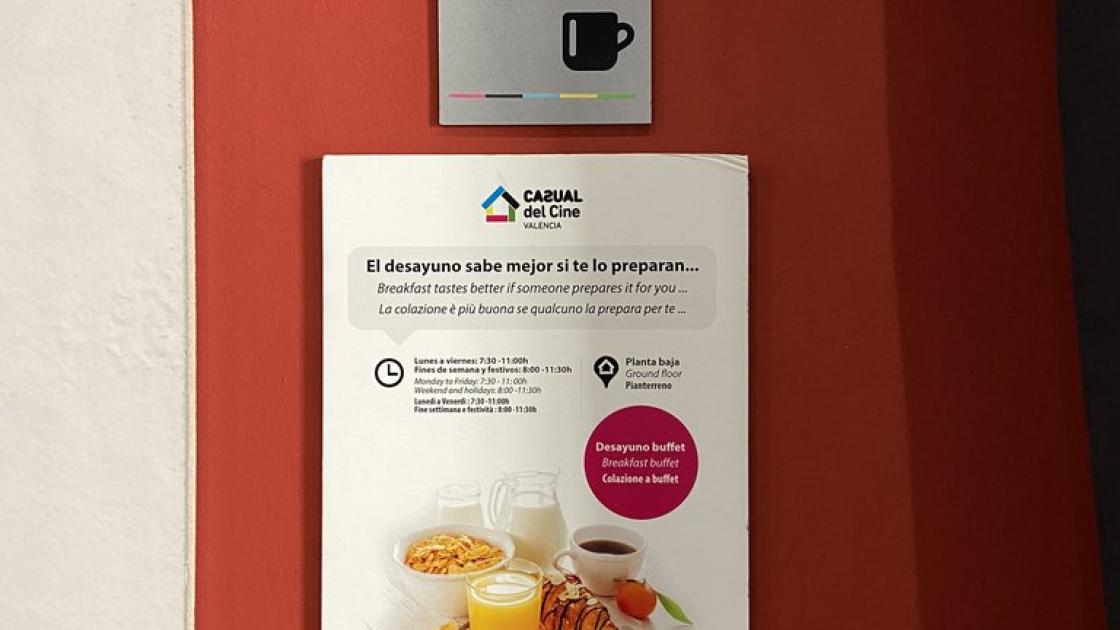 Señalización zona desayuno.