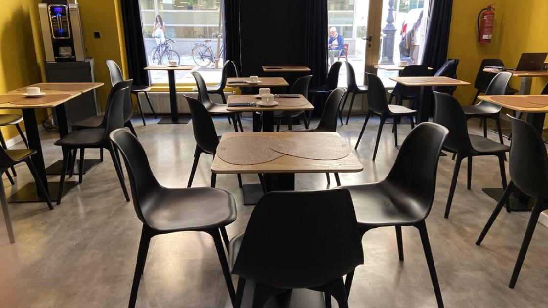 Cafetería con mesas accesibles y altura adecuada.
