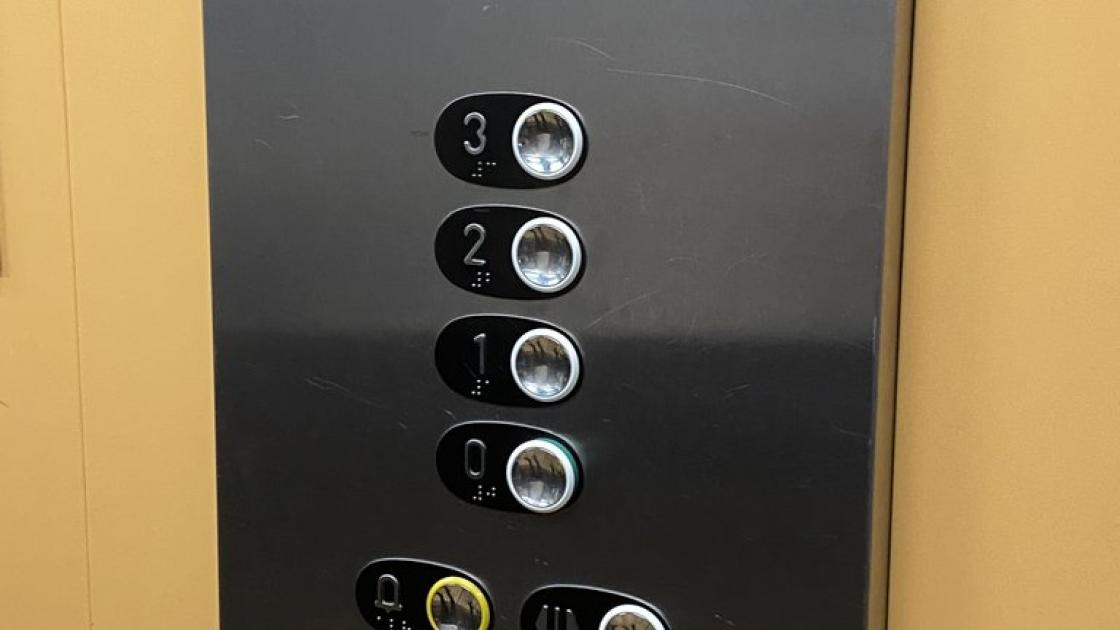 Accessible elevator, with control panel at appropriate height, braille buttons, and equipped with visual and acoustic alerts.