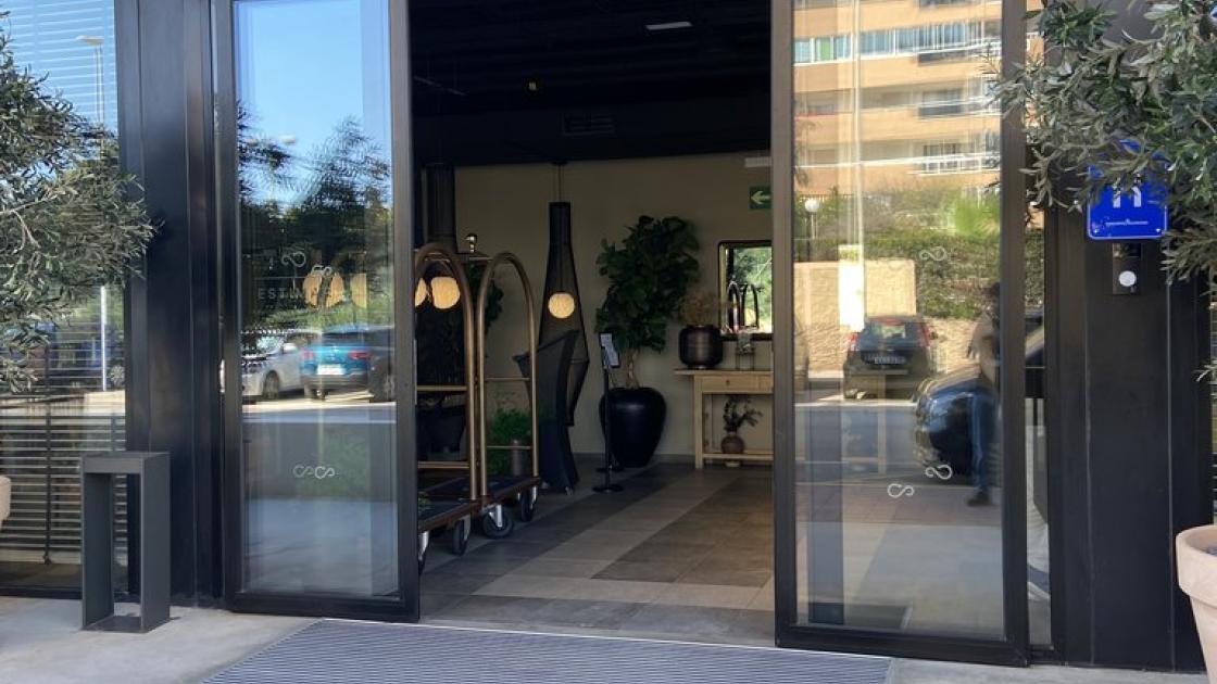 Puertas automáticas de acceso al establecimiento.