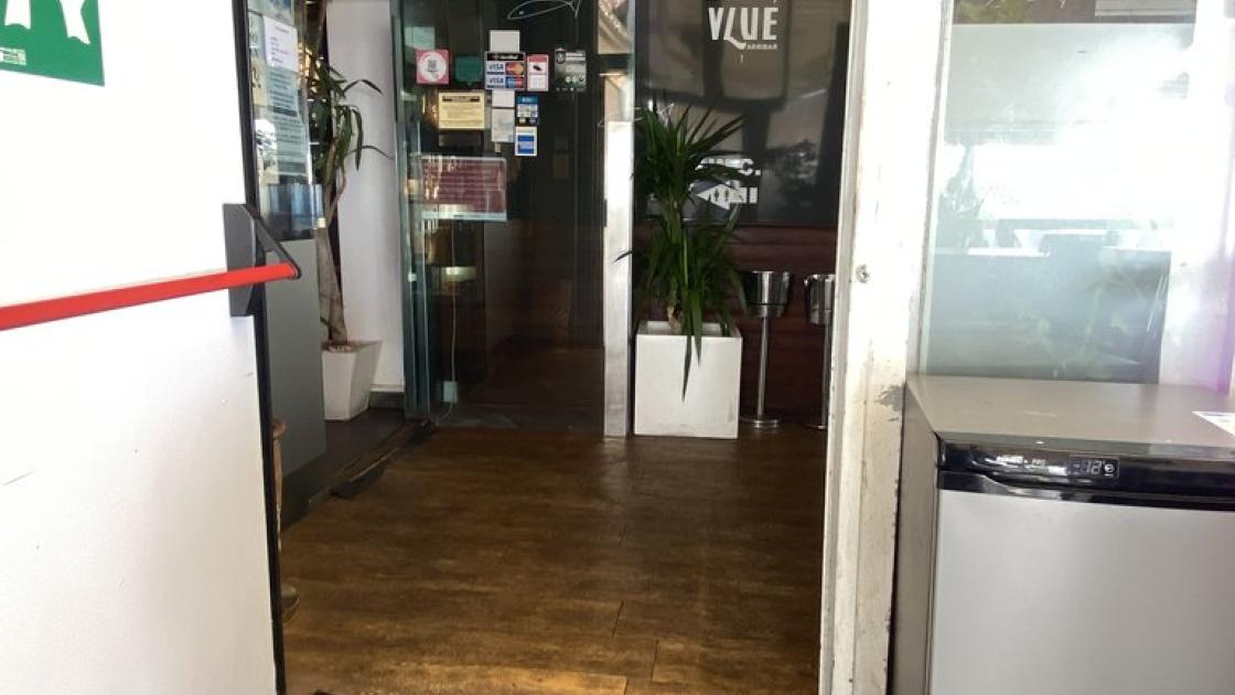 Portes d'accés a l'establiment.