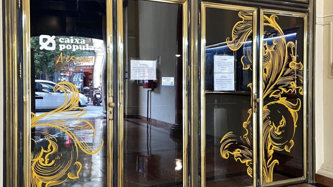 Swing doors for access to the interior of the establishment.