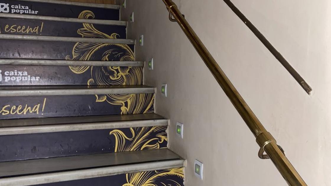 Access by stairs to the upper stands with handrails and illuminated steps.