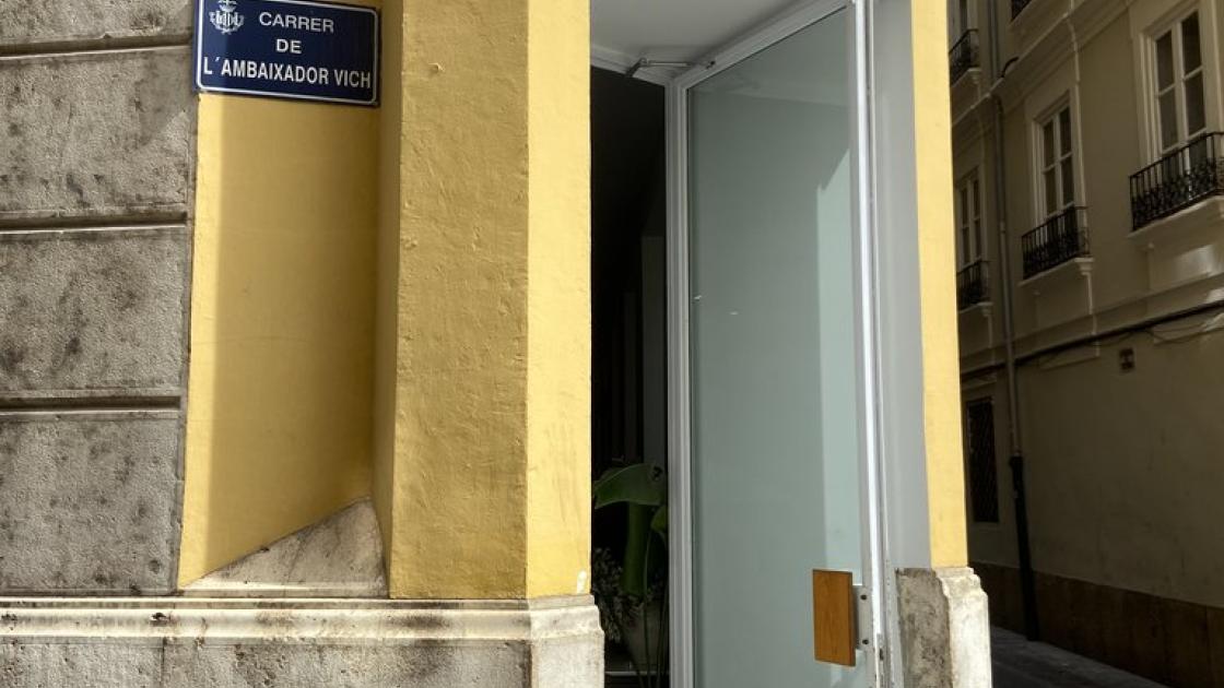 Puerta principal batiente de acceso al establecimiento.
