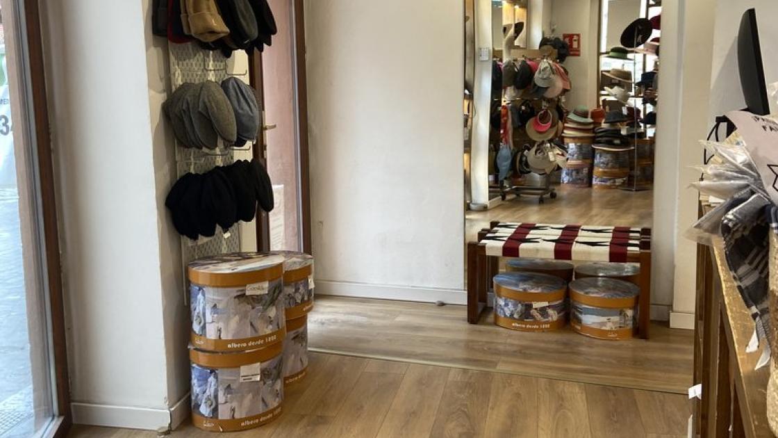 Zona d'emprovadors àmplia amb mirall amb alçada adequada per a l'ús de tot tipus d'usuaris.