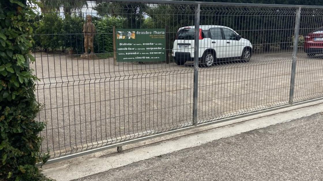 Porta corredissa d'accés a l'espai d'activitats.