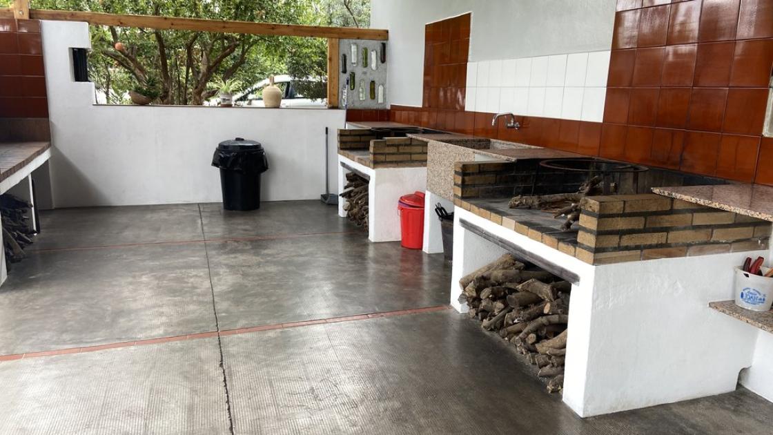 Zona de cuina accessible amb espai suficient per a tot tipus d'usuaris.
