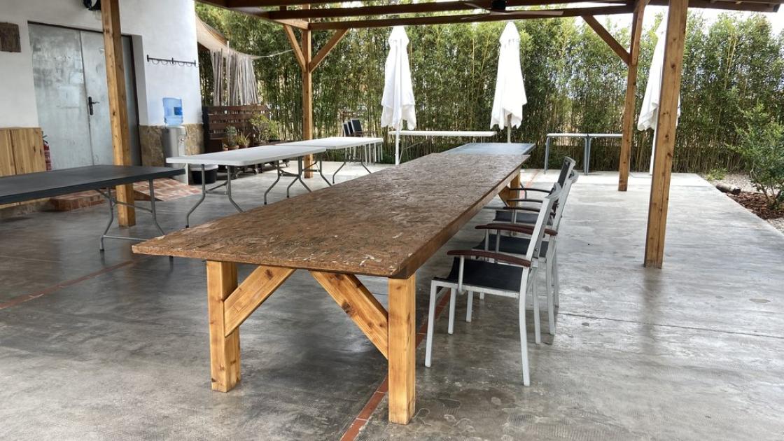 Zona de cuina accessible amb taules adequades per a l'ús de tot tipus d'usuaris.