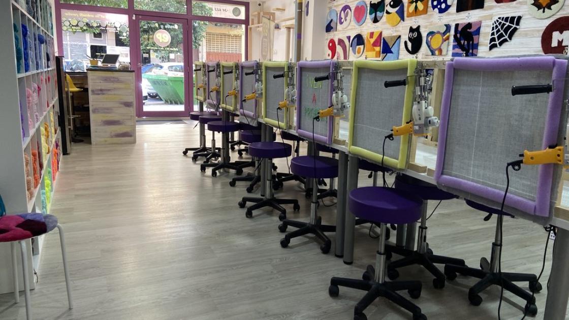 Espacio de trabajo accesible con suficiente espacio para deambular sin entorpecer la actividad.