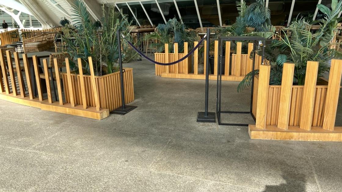Main access to the outdoor terrace, where clients are received.