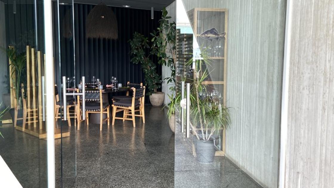 Swing doors for access to the interior dining room.