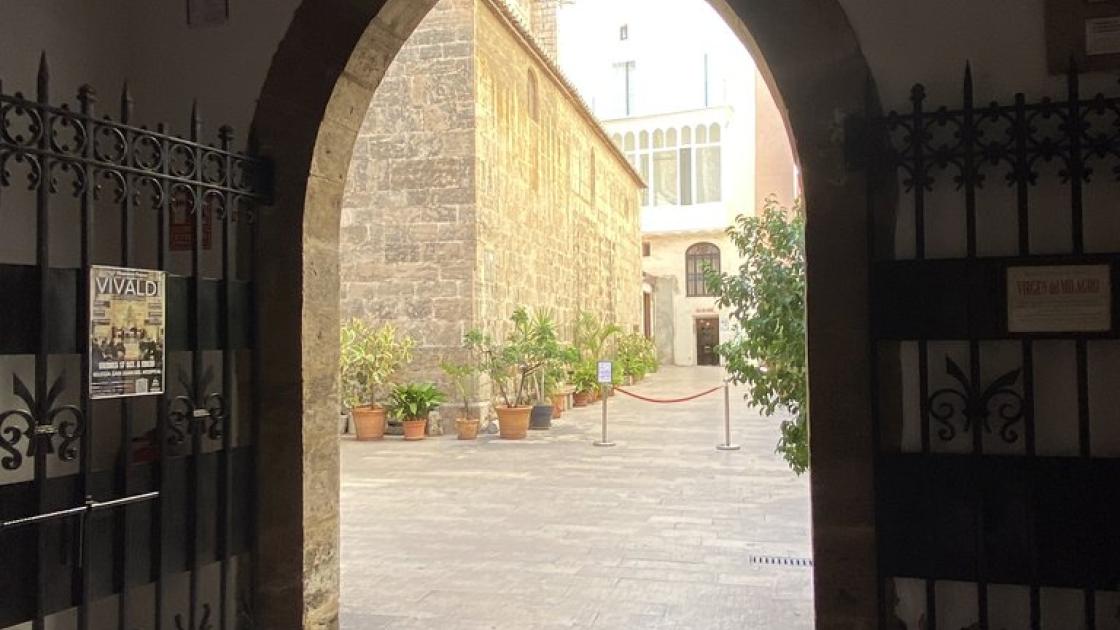 Acceso principal al monumento, a través de las segundas puertas.