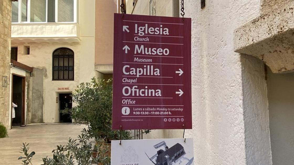 Cartel orientativo con las direcciones a distintos espacios del monumento.