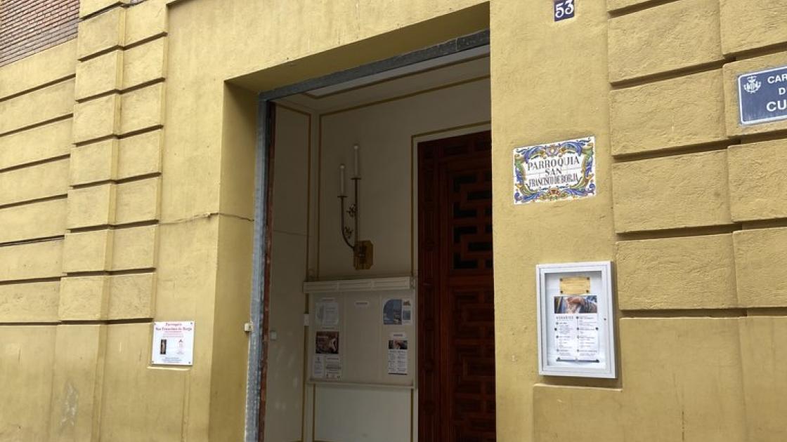 Accessibilitat exterior correcta, amb nom i número del carrer al costat de la porta principal.