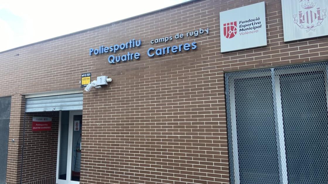 Acceso principal al Polideportivo.