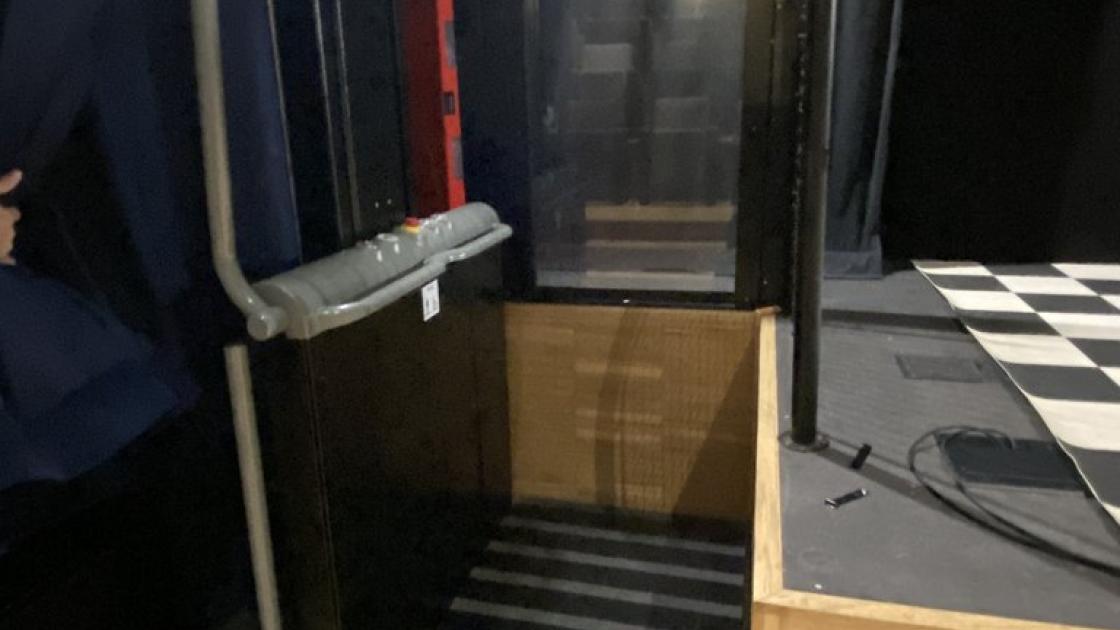 Elevador accesible al escenario del auditorio para usuarios con distintas necesidades.