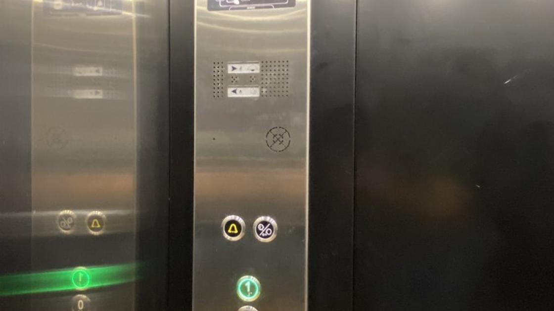 Ascensor con botonera con altura adecuada, botones en braille e iluminables, y preparado con sistemas de aviso visuales y sonoros.