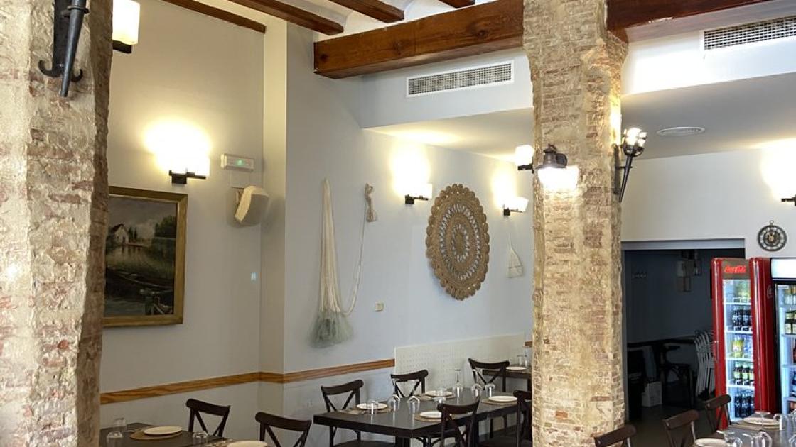 Saló menjador accessible, una correcta il·luminació i taules accessibles amb alçada adequada.