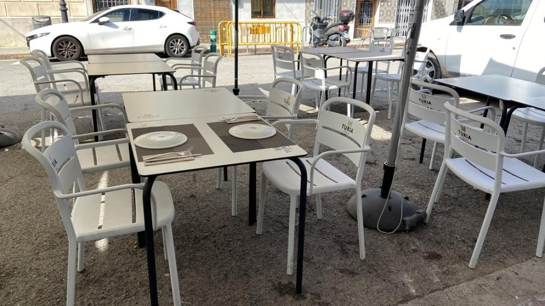 Terrassa a exterior accessible, taules accessibles amb alçada adequada.