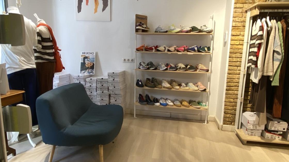 Espai expositiu accessible, amb prestatgeries amb alçada adequada.