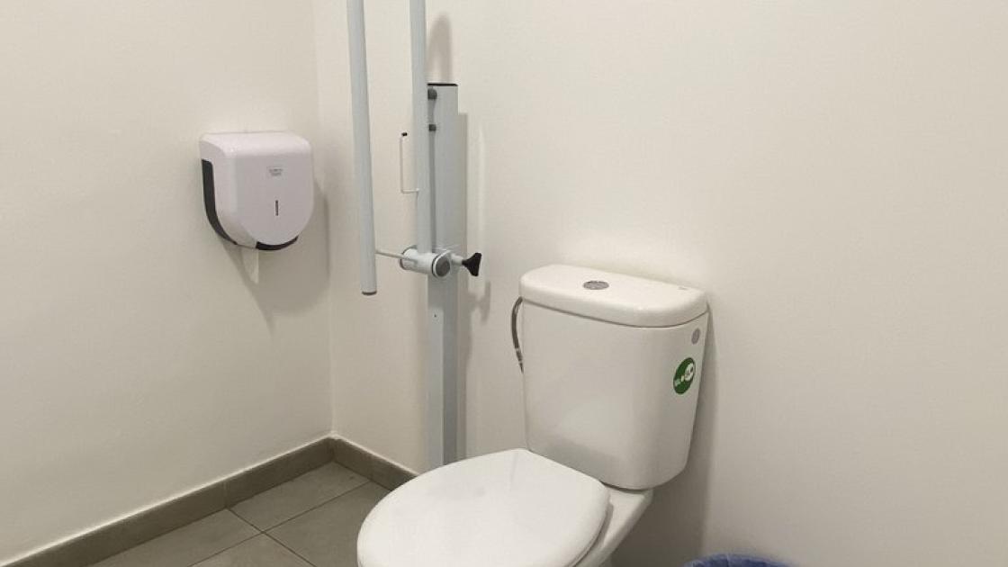 WC accessible amb barra de suport.