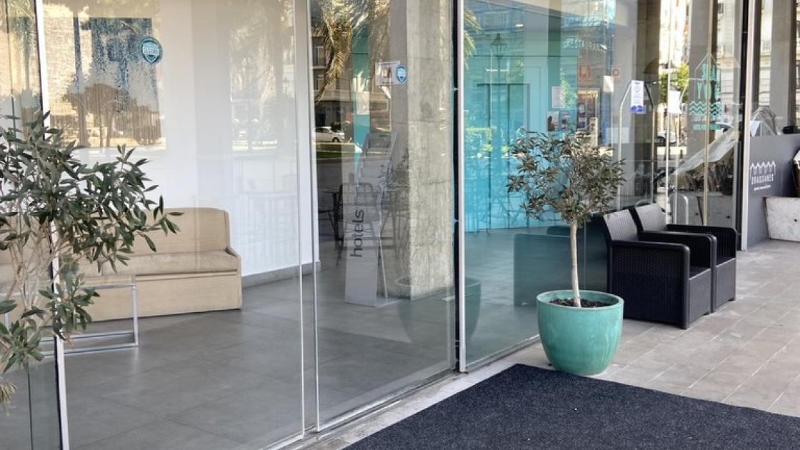 Puertas automáticas de acceso al establecimiento.