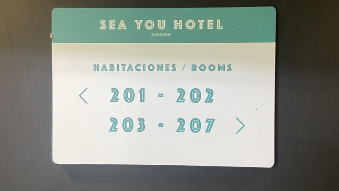 Señalización dirección habitaciones.