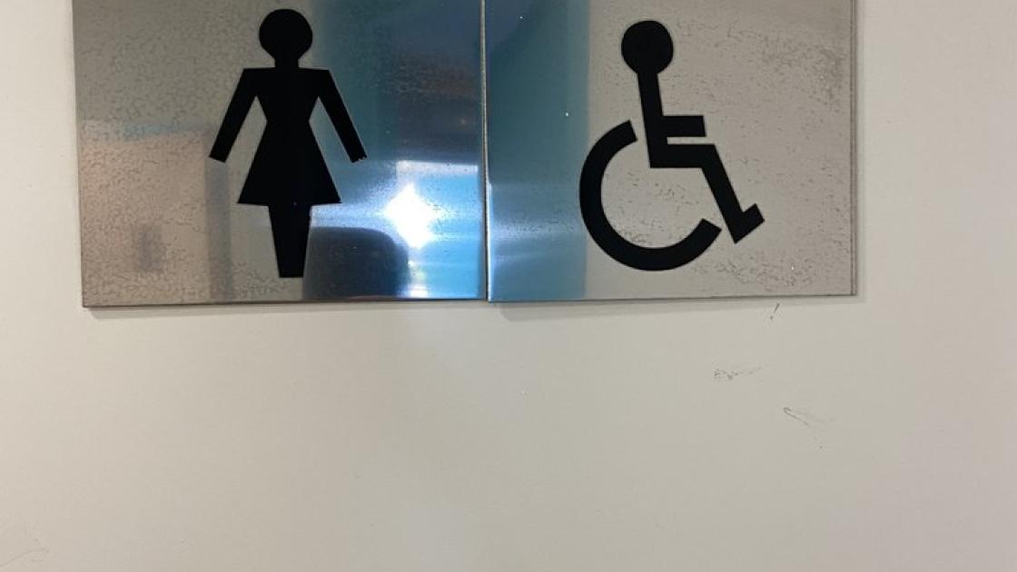 Señalización baños adaptados comunes.
