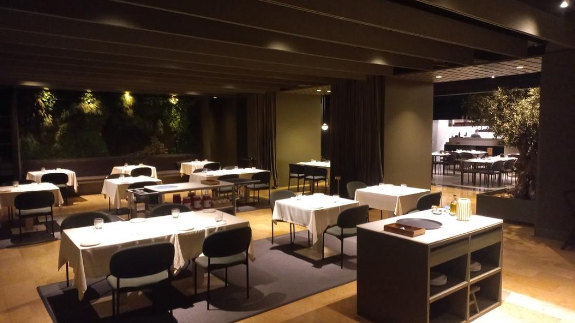 Tables sufficiently lit with wide, obstacle-free paths.