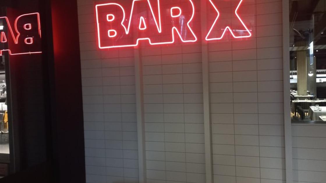 Establecimiento reconocible desde el exterior con rótulo en fachada.