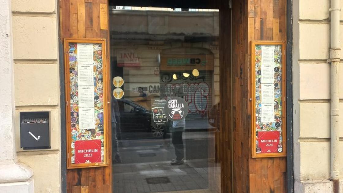 Establiment reconeixible des de l'exterior amb rètol a la façana.