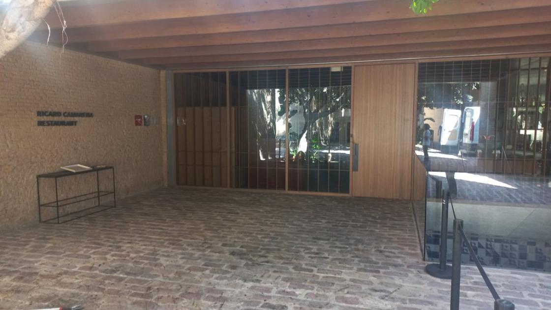 Acceso exterior amplio, llano y libre de obstáculos.