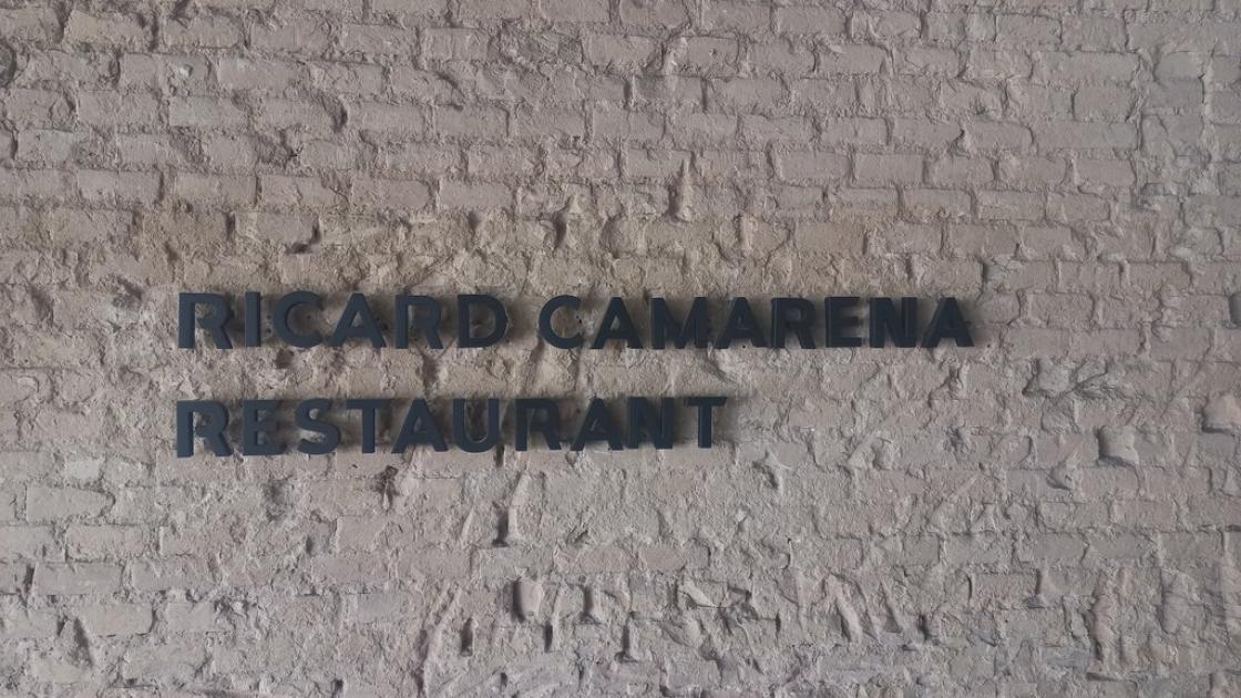 Establecimiento con rótulo en fachada.