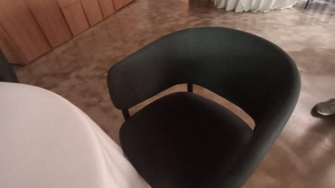 Salón equipado de recursos ergonómicos. Sillas con respaldos y reposabrazos.
