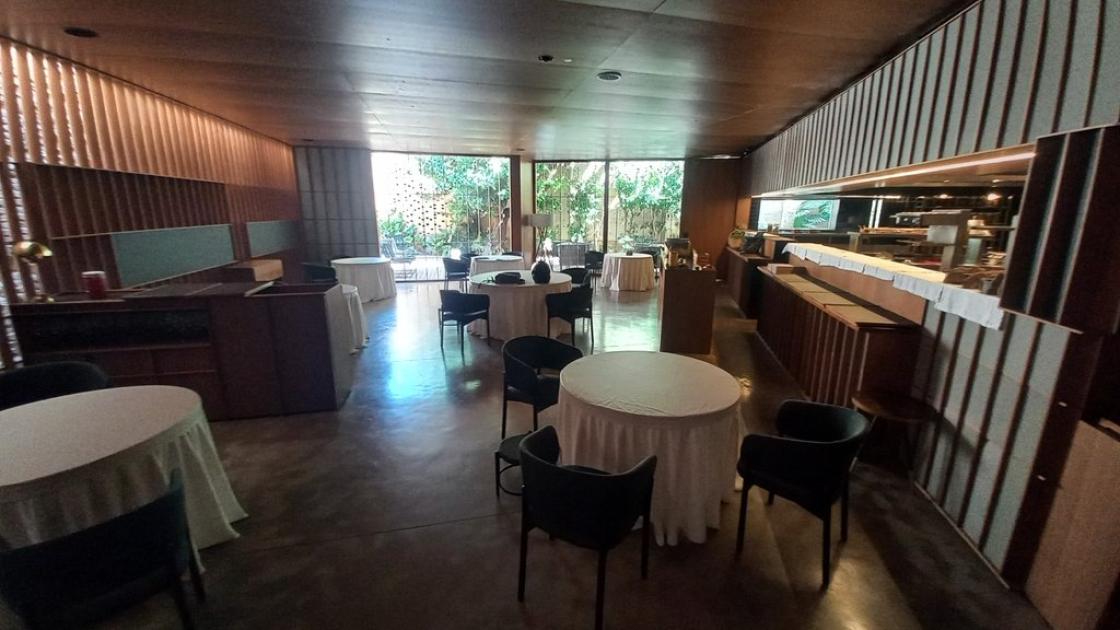 Salón iluminado con luz homogénea, sin zonas de sobras ni elementos que emitan reflejos.